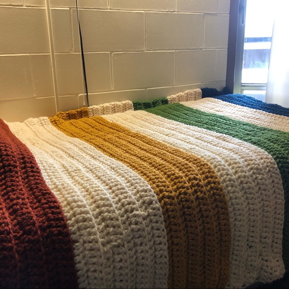 ⭐️Host Pick ⭐️ Handmade 🇨🇦 Crochet Blanket - Brand New - Picture 2 of 8